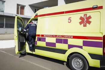 В Алматы семилетний ребенок попал под колеса авто во дворе