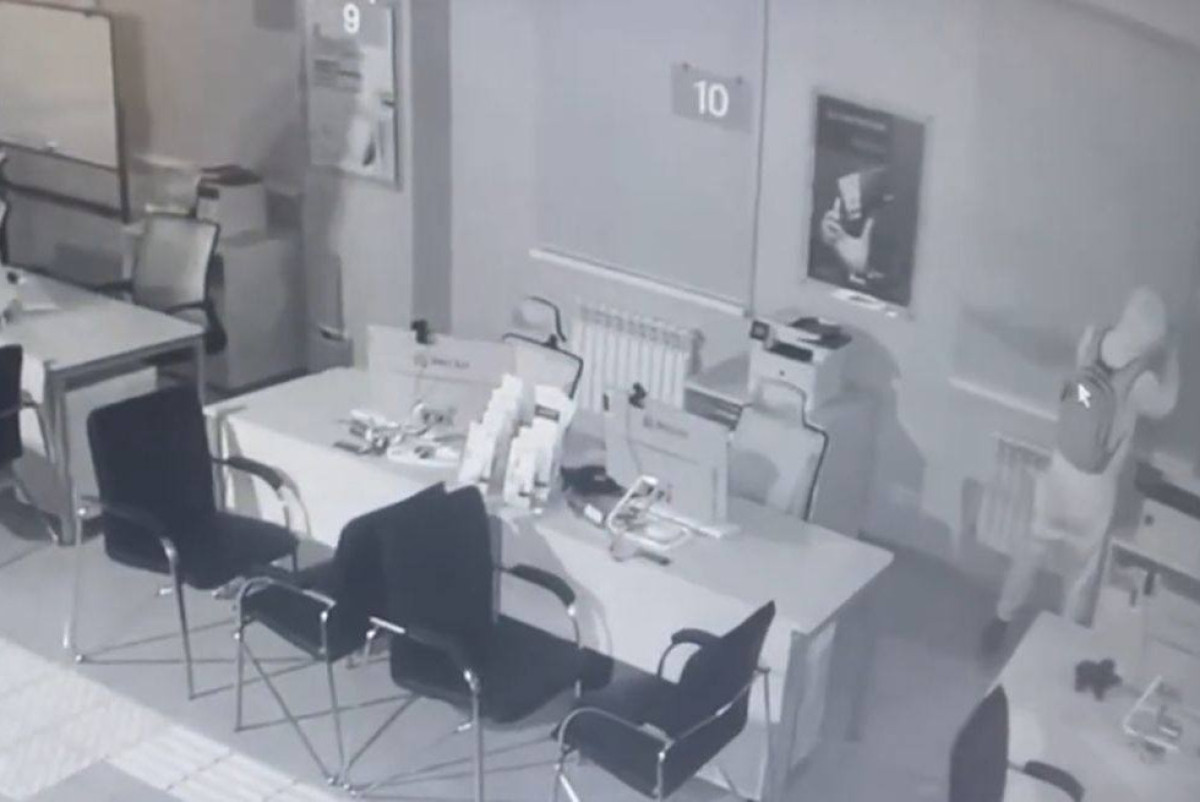 Ограбление с фиаско: в Алматы вор не прошёл через бронированное стекло (ВИДЕО)