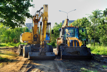 Фотография к новости: Деревья вырвали в сквере Актобе из-за строительства СТО