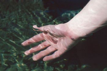 "Ангел на берегу": в Астане прохожий спас тонущего мальчика в реке Есиль