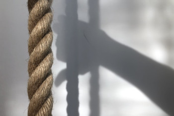 Подозреваемый в изнасиловании падчерицы покончил с собой в Костанайской области