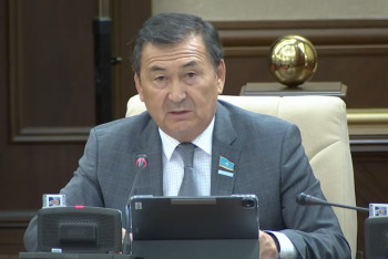 Фотография к новости: Реконструкция вокзалов идёт с нарушениями и риском для казахстанцев — депутат Турганов