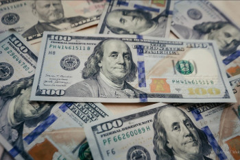 Почем продают доллар перед выходными в Казахстане