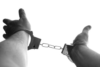 Рецидивиста экстрадировали в Казахстан по делу о покушении на убийство