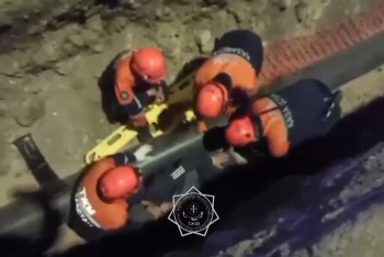 Рабочий упал в трёхметровый ров при прокладке водопровода в Алматы