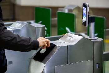 Фотография к новости: Без жетонов и очередей: метро Алматы переходит на бесконтактную оплату