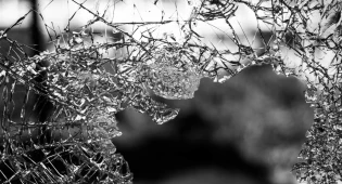 Парень разбил битой лобовое стекло авто в Астане
