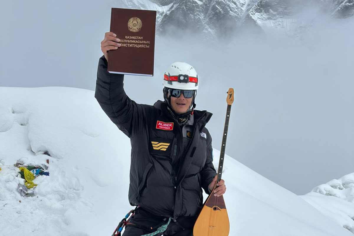 Казахстанский альпинист доставил Конституцию на вершину Гималаев
