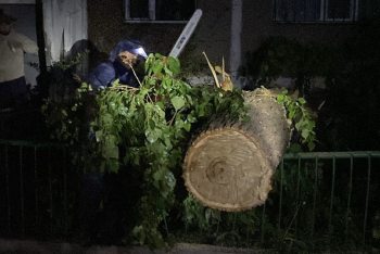 Фотография к новости: Штормовой ветер сорвал крыши с домов и повредил автомобили в Караганде