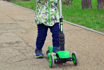 Автоледи сбила ребёнка на самокате и скрылась с места ДТП в Актау