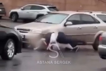 Повалил на дорогу перед машинами: уличная драка водителей попала на видео в Астане