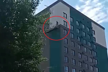 Рабочий требует деньги и грозит поджечь себя с трансляцией в Костанае