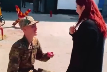 Двойная клятва: военнослужащий из Актобе попросил руки возлюбленной после присяги