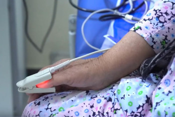 Молотком по спине: шарлатан едва не сделал женщину инвалидом в Шымкенте