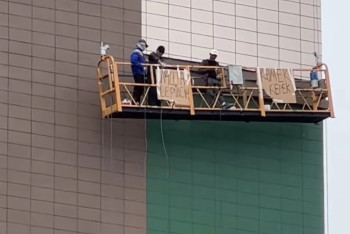 В Костанае рабочие без зарплаты провели акцию на высоте: их арестовали