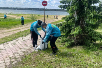 Таза Қазақстан в действии: десятки волонтёров убрали берег озера в СКО