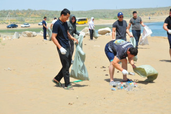 Фотография к новости: Силачи за чистоту: чемпионы по армрестлингу убрали берег водохранилища