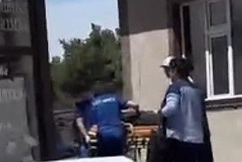 Мальчика ранили стрелой на футболе в Шымкенте