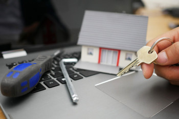 Фотография к новости: Павлодарка продала квартиру "вслепую": суд отменил сделку инвалида