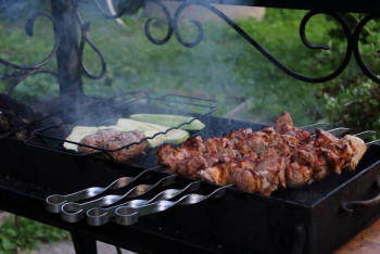 Школьника закололи шампуром на выпускной вечеринке в Каскелене