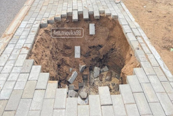 В Астане тротуар ушёл из-под ног прохожей