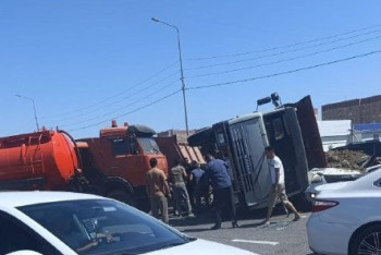 КамАЗ перевернулся и засыпал легковушку песком под Атырау, есть погибший