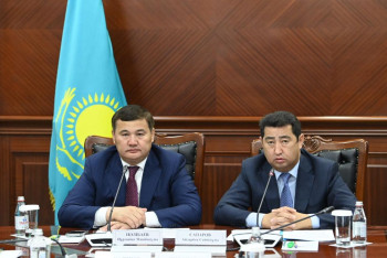 Фотография к новости: Министр сельского хозяйства Казахстана добрался до саранчи