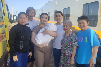 Воспитатель и проводники приняли роды у казахстанки в поезде