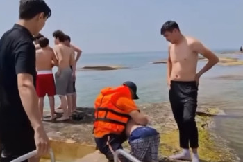 Официант и прохожие спасли тонущего ребенка из воды в Актау