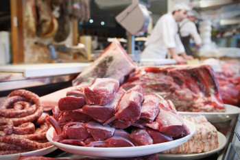 Фотография к новости: В Казахстане продают заражённое мясо без анализа — сенатор требует срочных мер