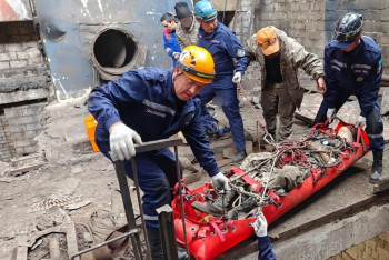 Рабочий сорвался с восьмиметровой высоты в Павлодаре