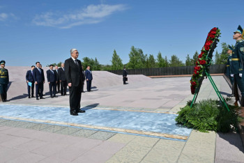 Фотография к новости: Президент возложил цветы к мемориалу "АЛЖИР"