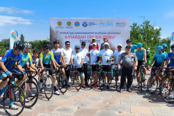 Казахстанцы преодолели более 1000 км во имя рабочих профессий на велосипеде