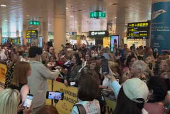 Толпа фанатов заполонила аэропорт Барселоны из-за Димаша Кудайбергена