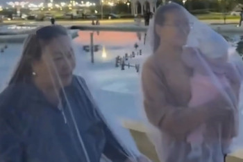 Вечерняя мода по-астанински: жители надевают сетки для защиты от комаров