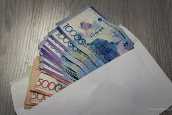 Фотография к новости: В ЗКО госслужащего уволили за премию