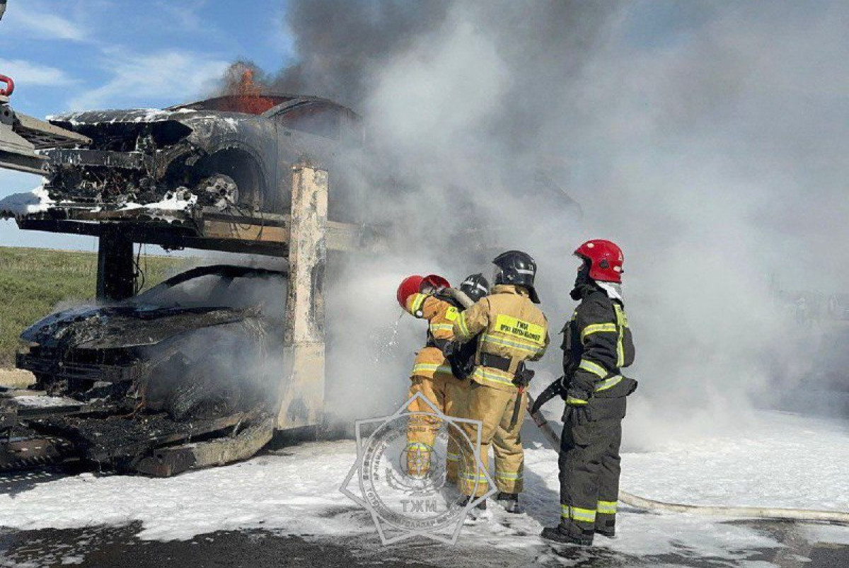 Автовоз с шестью машинами сгорел в Кызылординской области