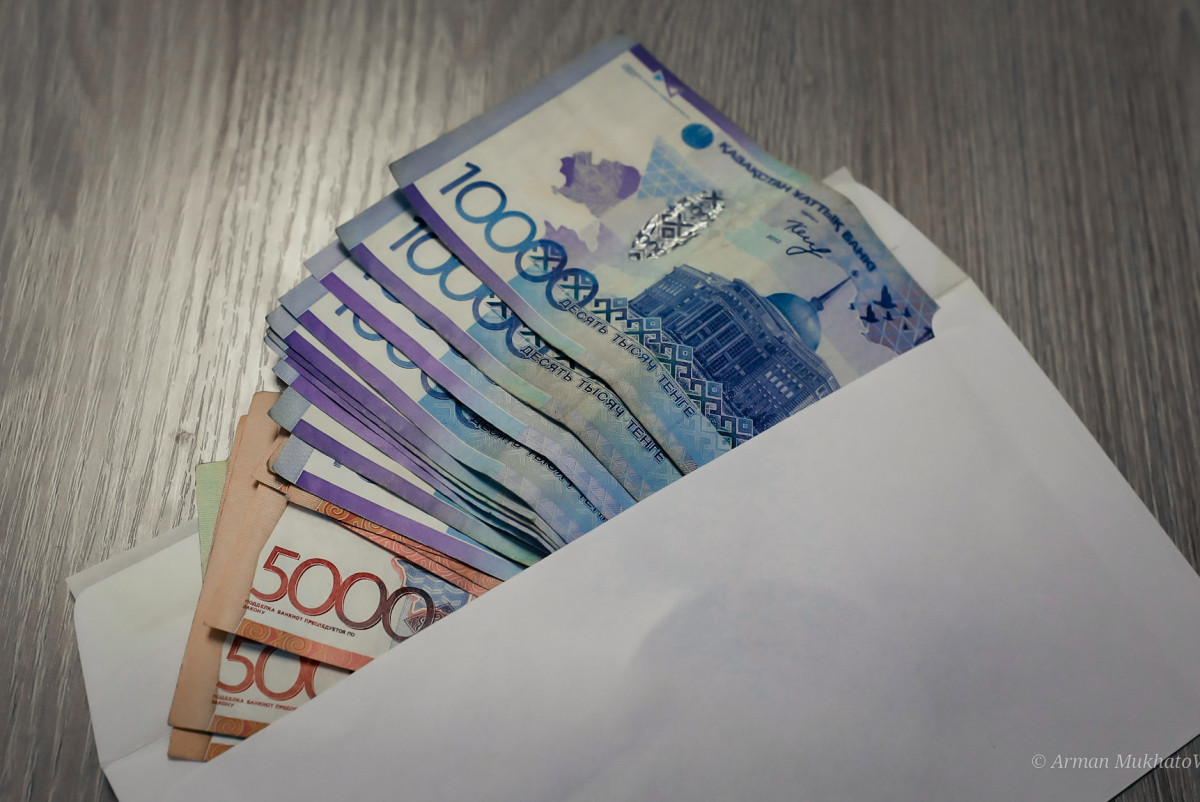 В ЗКО госслужащего уволили за премию