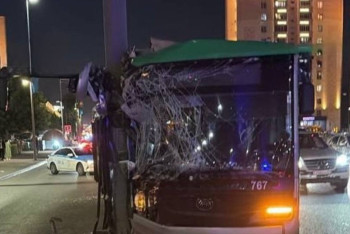 Фотография к новости: Автобус врезался в столб в центре Астаны: девочка лишилась ног