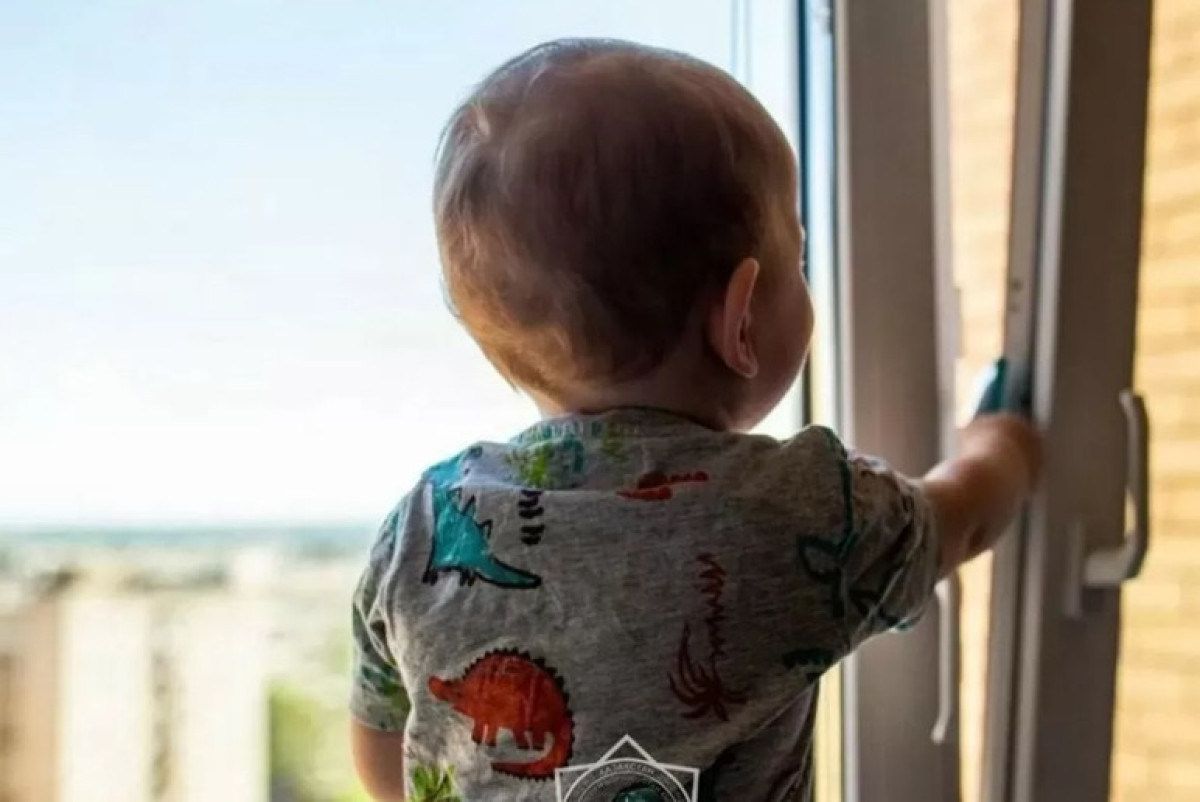 В Павлодаре ребёнок выпал с шестого этажа на глазах у семьи