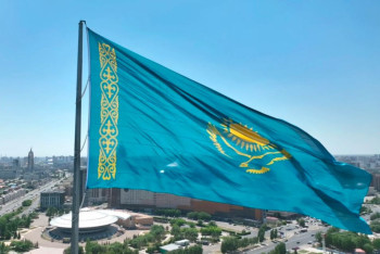 Фотография к новости: Как ухаживают за самым большим флагом страны