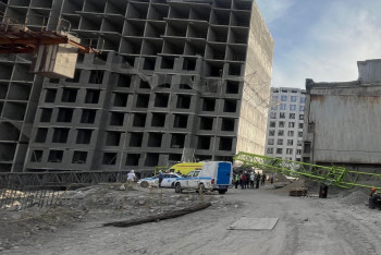 В Алматы на стройке упал башенный кран — есть погибший