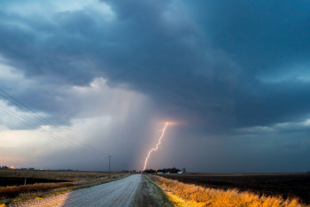 Из-за гроз и града почти во всем Казахстане объявили штормовое предупреждение