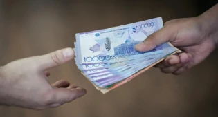 Председателя горсуда Уральска осудили за мошенничество и взяли под стражу в зале суда