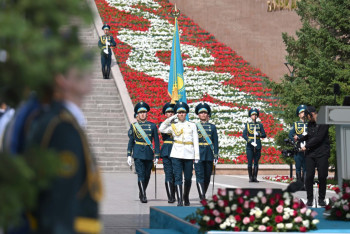 Фотография к новости: Президент принял участие в церемонии поднятия Государственного флага