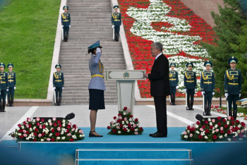 Фотография к новости: Токаев вручил офицерские погоны курсантам под флагом единства