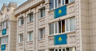 Астану украсили флагами в честь Дня государственных символов