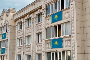 Фотография к новости: Астану украсили флагами в честь Дня государственных символов