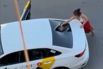 Фотография к новости: В Шымкенте женщина разбила кирпичом машину таксиста и напала на него