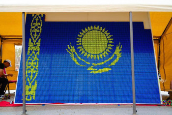 Флаг Казахстана из 3 000 кубиков Рубика собрали ко Дню символов